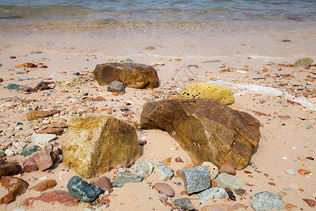 海浪在海滩上坠落岩石石头冲浪海岸支撑碰撞海洋场景旅行地平线图片