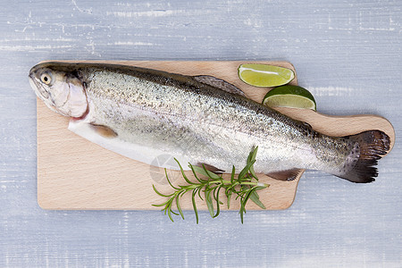 新鲜的鳟鱼蓝色摄影美食砧板营养草药健康烹饪切菜板食物图片