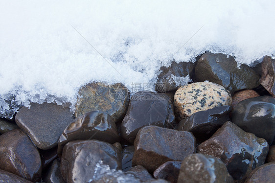湿岩砾石表面熔化新雪图片