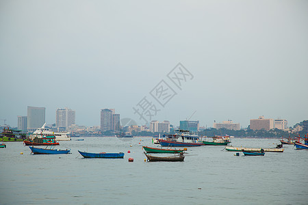 小船停泊在海上支撑建筑旅行钓鱼海景冲浪天空热带太阳蓝色图片