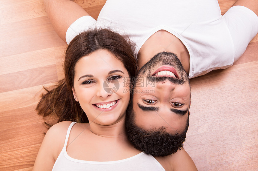 情侣在地板上放松女性恋人男人装修房子地面木地板休息已婚微笑图片