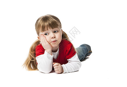 女童小女孩赤脚表情辫子白色影棚玩具女性孩子牛仔裤背景图片