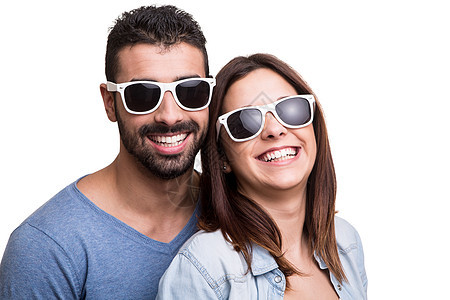 一对有趣的情侣的肖像太阳镜恋人男人乐趣女性男朋友牛仔裤幸福微笑眼镜图片