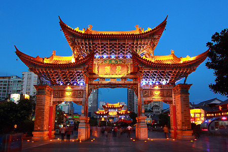 金马玉鸡门 昆明中国地标城市天空街道灯光正方形建筑学蓝色雕刻金壁图片
