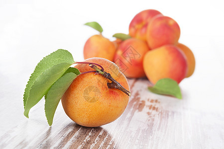 美味的成熟杏子食物水果橙子乡村营养收成健康饮食叶子维生素图片