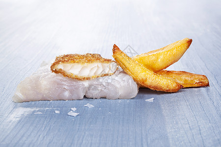 鱼和薯片背景起动机海鲜小吃食物蓝色静物薯条土豆美食鱼片图片