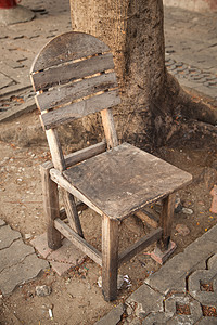 旧木椅椅子吉他花朵家具花园公园木头季节场景街道图片