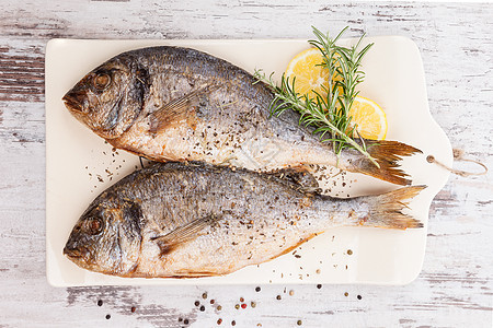 海产食品 奢华的地中海风格烹饪水平活力迷迭香白色鲷鱼草药胡椒子烧烤食物图片