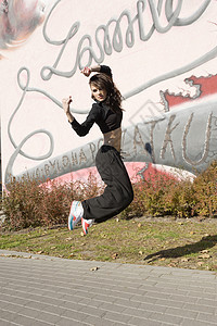 现代舞蹈女孩户外黑发灵活性漫画女性女士特技涂鸦运动文化舞蹈家图片