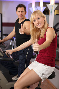 迷人的女人和男人在健身房骑自行车家庭教练运动装身体有氧运动火车训练培训师俱乐部女士成年人图片