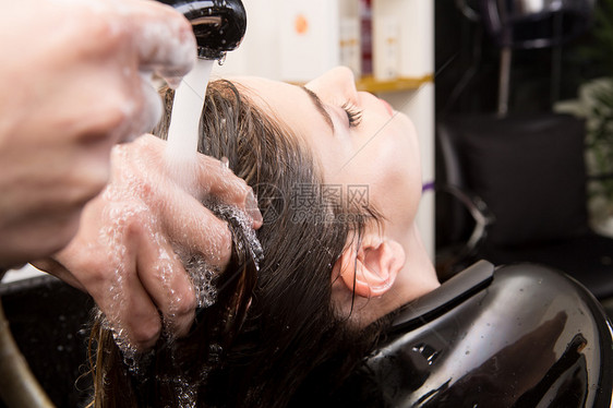 女人用发廊洗头发造型师理发师洗发水化妆品毛巾女孩护发素治疗顾客产品图片