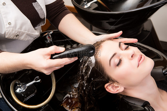 女人用发廊洗头发毛巾治疗造型师理发师护发素化妆品产品顾客女士洗涤图片