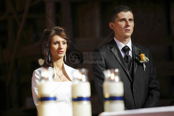 婚礼日夜景新娘新婚幸福誓言男性长椅牧师夫妻裙子图片