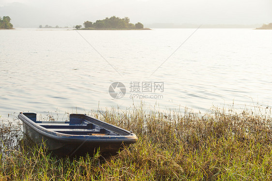 湖滨的船舰树木丘陵海浪场地木头山脉岛屿游客天空爬坡图片