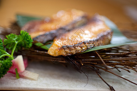 日式番茄烤鳕鱼餐厅美食叶子鱼片宏观海鲜白鱼柠檬炙烤香菜图片