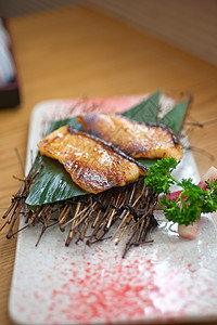 日式番茄烤鳕鱼叶子营养柠檬美食香菜餐厅白鱼炙烤宏观盘子背景图片