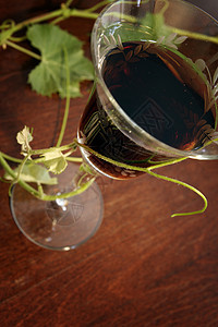 红酒酒场木头塞子玻璃桌子美食环境酒杯酒吧叶子图片