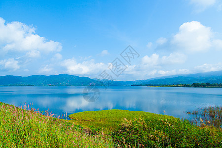 湖顶峰森林日落土地薄雾场景天气环境蓝色荒野图片