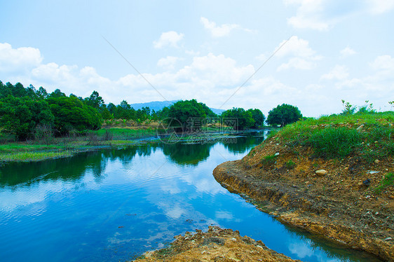 河流及其河岸季节植物石头爬坡反射蓝色木头环境阳光公园图片