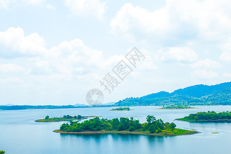 景色优美的山脉 岛屿和森林国家风景蓝色海岸阳光场景叶子太阳支撑木头图片