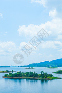 景色优美的山脉 岛屿和森林场景荒野蓝色阳光太阳游客爬坡木头旅游支撑图片