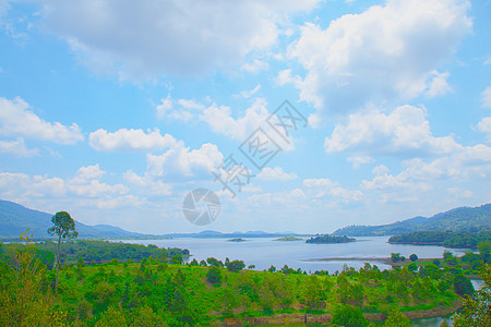 景色优美的山脉 岛屿和森林荒野海岸蓝色岩石支撑爬坡旅游场景游客国家图片