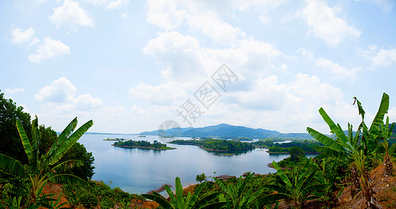 山地 岛屿和森林的全景国家荒野海岸旅游蓝色风景天空太阳岩石场景图片