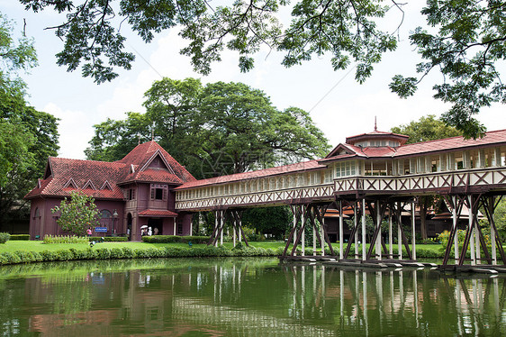 建筑物之间的桥梁奢华旅行地标建筑学建筑窗户花园蓝色文化装饰品图片