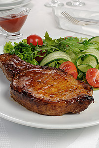 磨牛排和肉上蔬菜鱼片烹饪猪肉西红柿饮食小吃午餐盘子熏肉自助餐图片