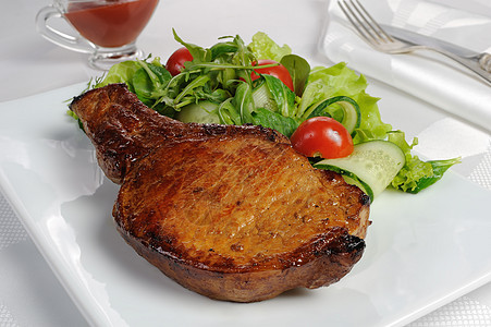 磨牛排和肉上蔬菜烧烤熏肉小吃午餐自助餐黄瓜饮食盘子鱼片猪肉图片