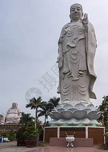 阿米塔布哈雕像和佛像的结合拍摄图片