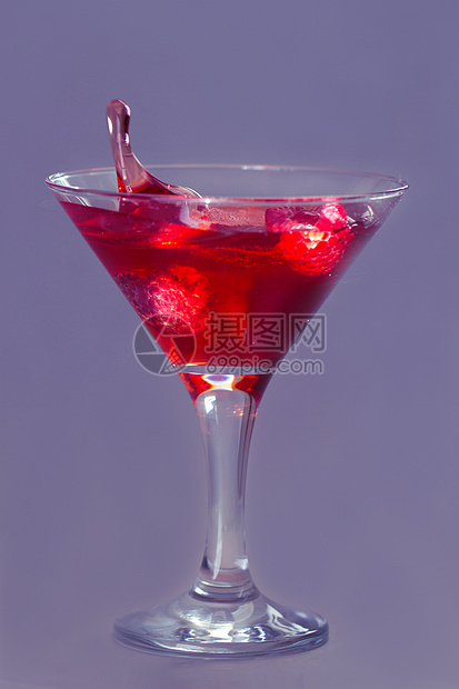 倒在马提尼玻璃杯中的滴水紫色饮料气泡蓝色雨滴运动酒精液体飞溅图片
