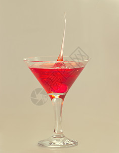 倒在马提尼玻璃杯中的滴水气泡酒精紫色液体飞溅运动饮料雨滴图片