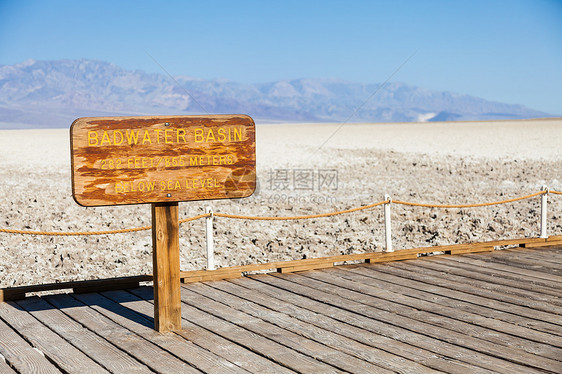 坏水点死亡干旱天空风景沙漠白色公园盆地国家环境图片