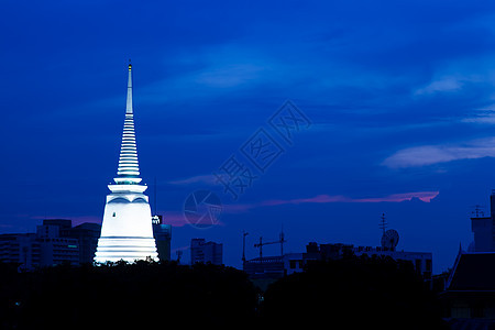 夜里是塔达寺庙佛塔艺术建筑地标宝塔旅行纪念碑场景游客天空图片