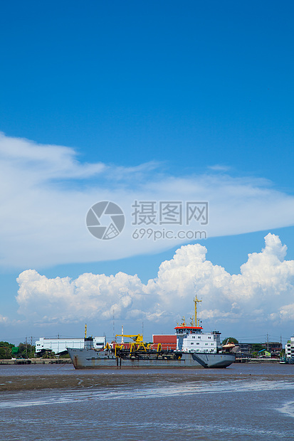 大型货船进口货轮操作贸易物流货运出口海洋天空货物图片