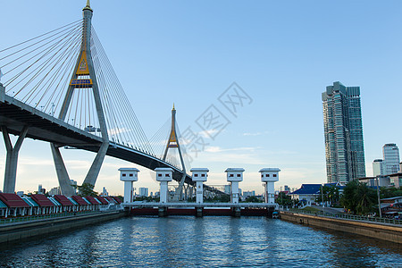 布密博桥运输工程电缆天空建筑街道民众驾驶交通旅行图片