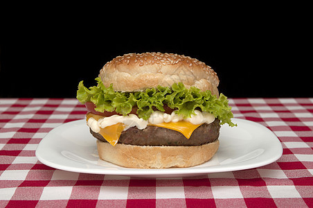 黑色背景的自制汉堡包蔬菜芝士午餐沙拉食物美食牛扒芝麻面包汉堡图片
