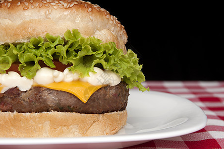 黑色背景的自制汉堡包面包食物午餐芝麻芝士汉堡牛扒沙拉蔬菜美食图片