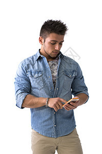 有吸引力的年轻人在智能手机上打字 发送短信男人消息白色技术男性细胞成人图片