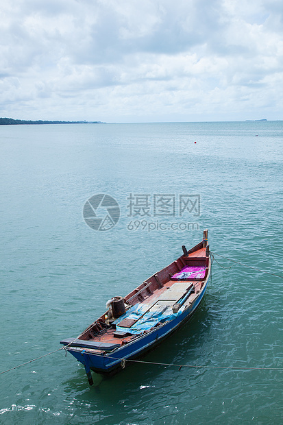 渔船停靠在海上海洋运输场景晴天渔夫海岸港口码头游艇血管图片