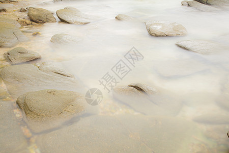 河里的石头运动假期休息海景悬崖海洋冲浪力量泡沫季节图片