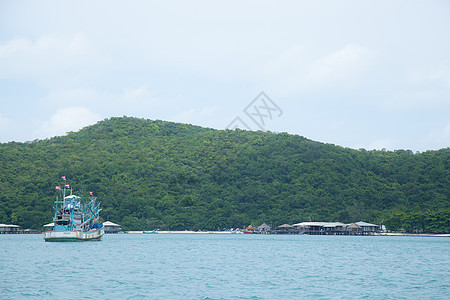 大型渔船发动机运输蓝色海浪血管海洋海滩海岸码头支撑图片