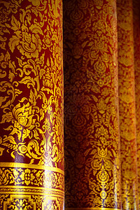 金色的柱子棕色旗帜文化艺术手工金子竹子装饰品红色背景图片