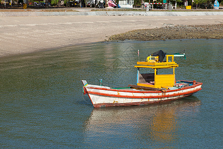 小型渔船日落运输港口场景海洋血管海岸天空反射海滩图片