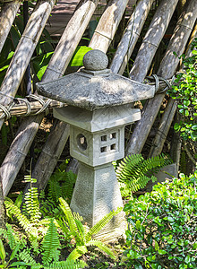 日本石器灯文化栅栏植物绿色石头灯笼竹子叶子岩石公园图片