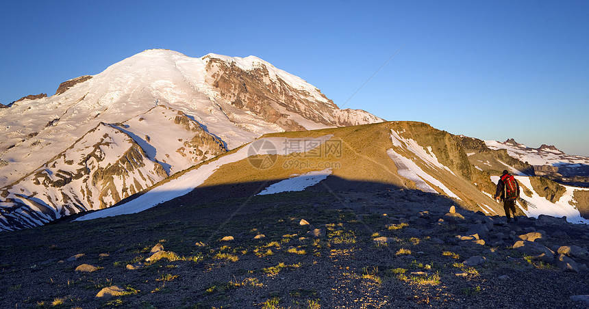 通过华盛顿Burroughs山前往兰尼埃山的Hiker头顶图片