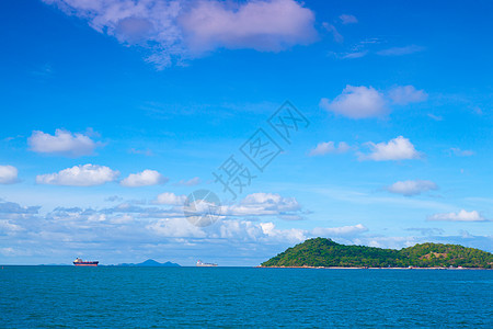 岛上附近的货船货轮贸易力量场景货运海岸港口天空海岸线海洋图片