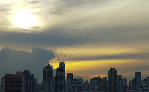 晚上在曼谷市太阳摩天大楼建筑学商业城市阳光高楼市中心建筑场景图片