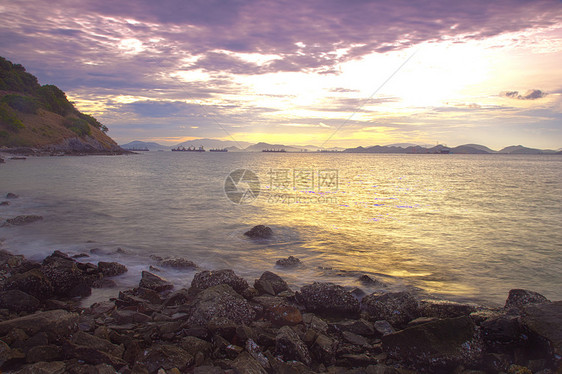 早上在海滩上血管大部分货运码头岩石海洋港口天空集装箱船运图片